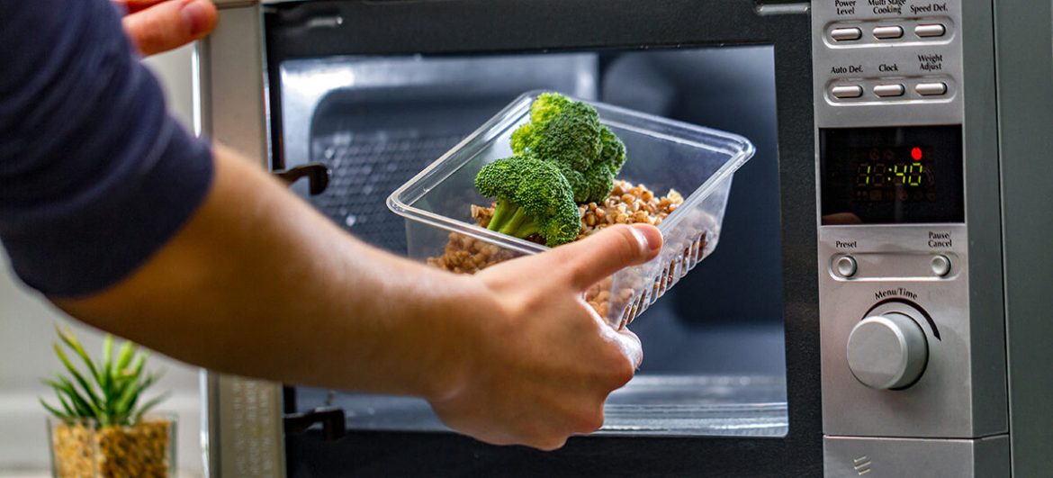 Đừng bao giờ hâm đồ ăn trong microwave bằng đồ nhựa
