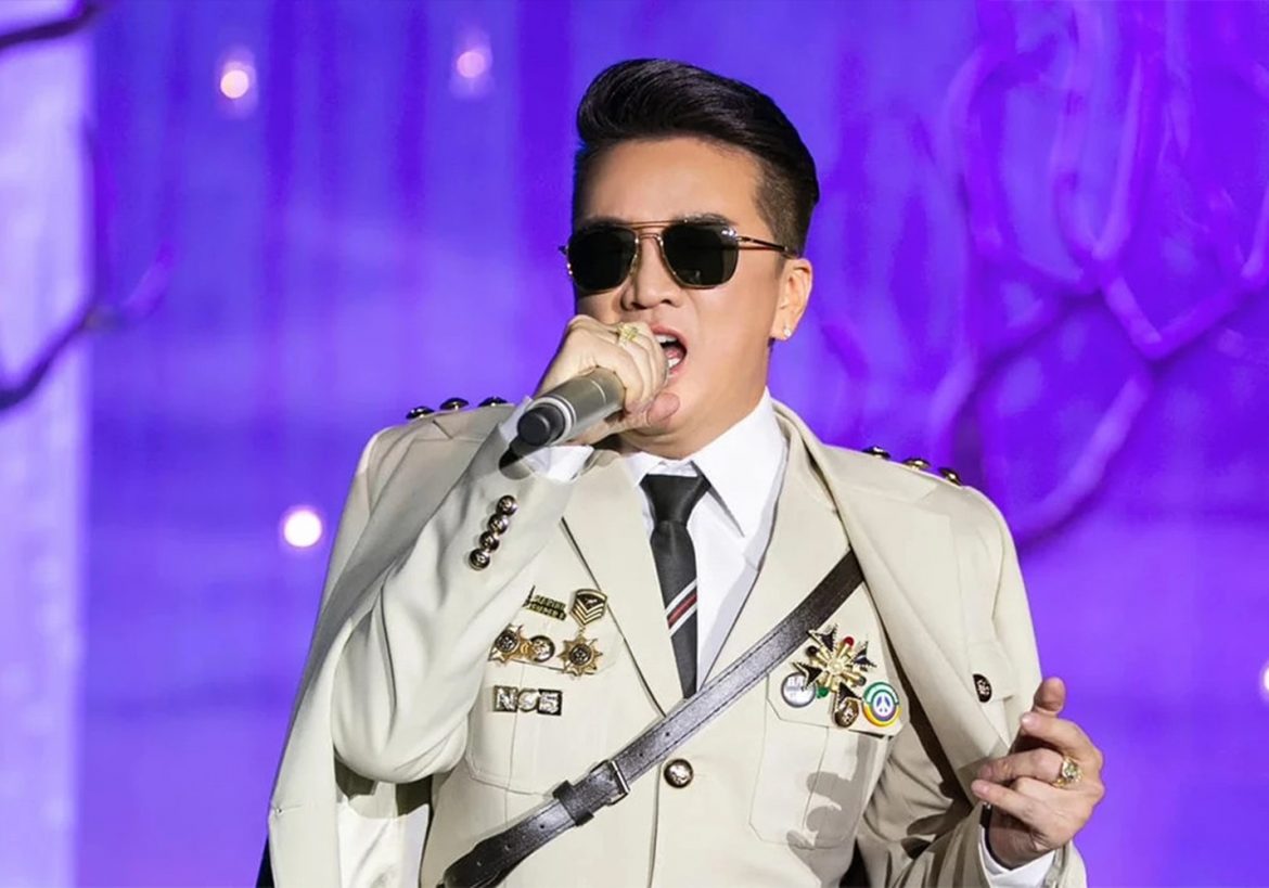 Đàm Vĩnh Hưng bị cấm biểu diễn 9 tháng do ‘đeo huy hiệu lạ’ giống thời VNCH